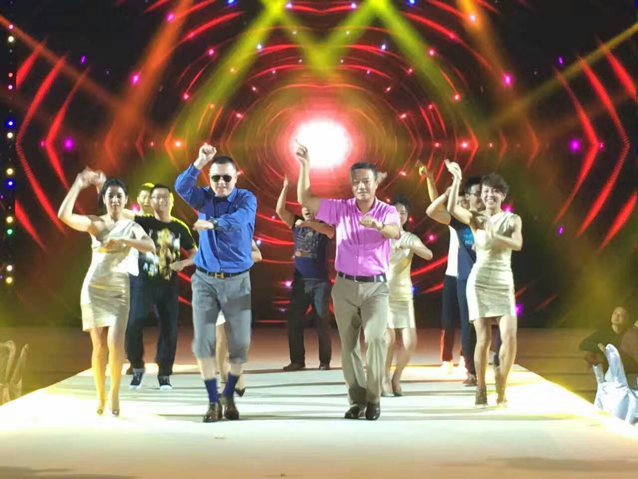 凝心聚力 成就卓越 --熱烈祝賀2016秋季梅賽德斯-奔馳全囯經(jīng)銷商大會(huì)取得圓滿成功！_騰凱融資租賃