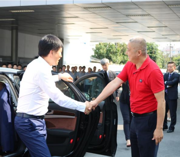 一汽-大眾奧迪銷售事業部執行副總經理荊青春先生到訪四川華星名仕奧迪_騰凱融資租賃