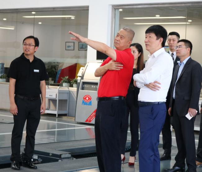 一汽-大眾奧迪銷售事業部執行副總經理荊青春先生到訪四川華星名仕奧迪_騰凱融資租賃