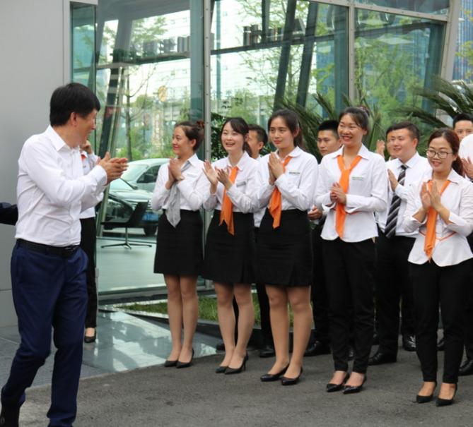 一汽-大眾奧迪銷售事業部執行副總經理荊青春先生到訪四川華星名仕奧迪_騰凱融資租賃